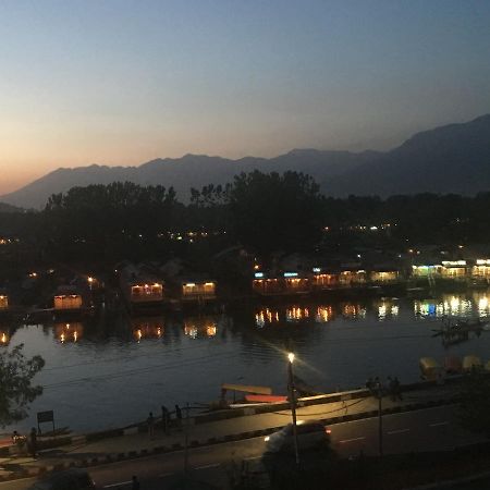 Shah Abbas Hotel At Dal Lake Srīnagar Exterior foto