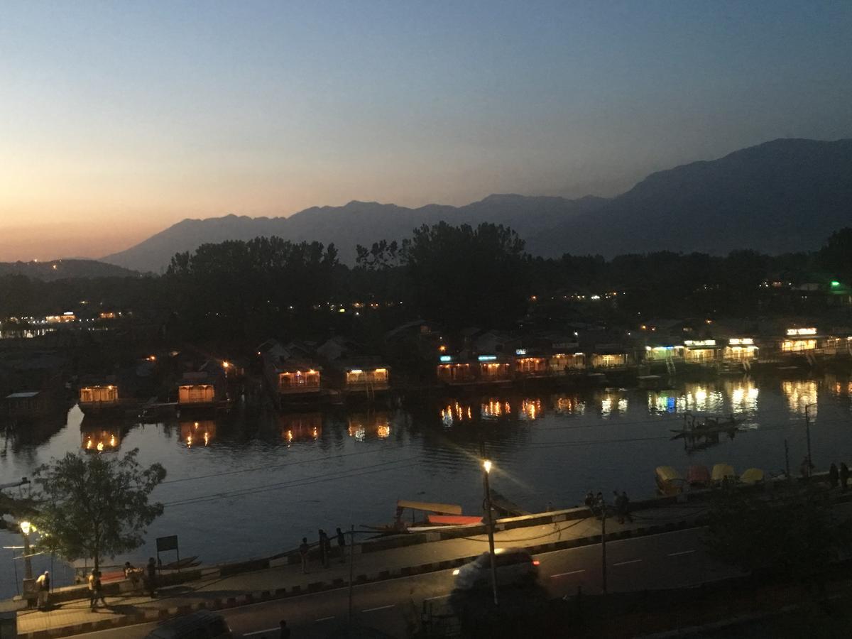 Shah Abbas Hotel At Dal Lake Srīnagar Exterior foto